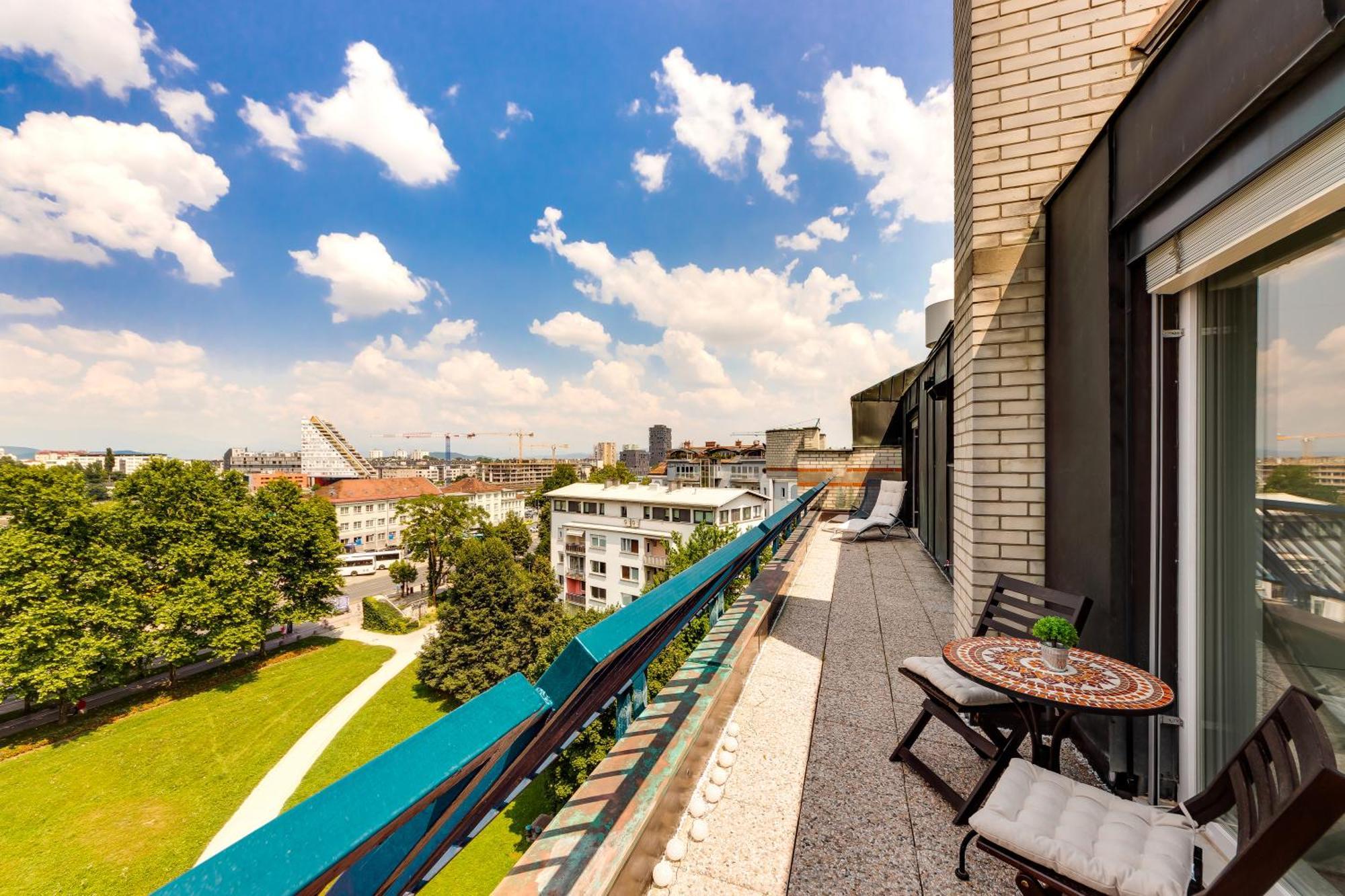 Luxe Penthouse With A Castle View Любляна Екстериор снимка